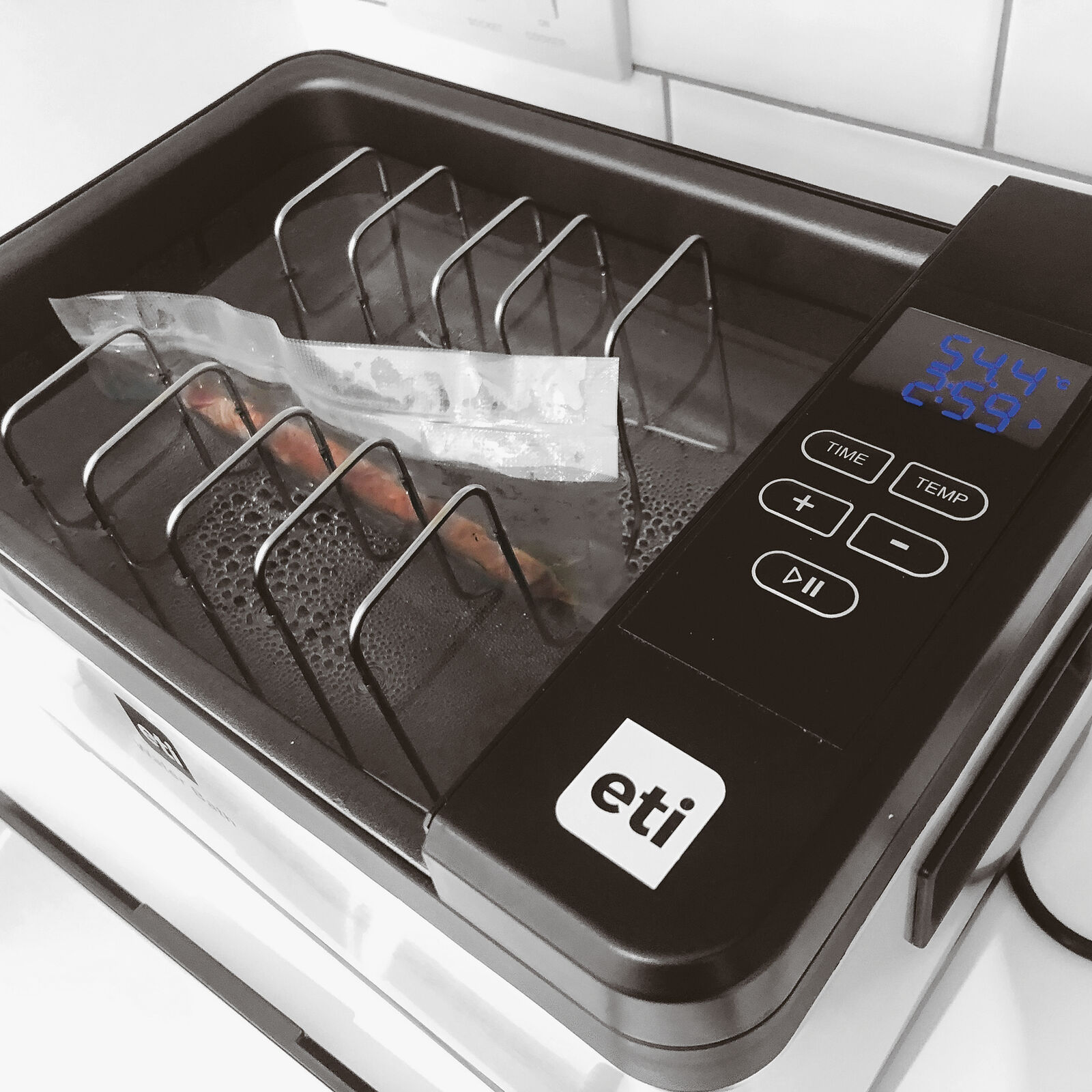 Sous-vide cooking device